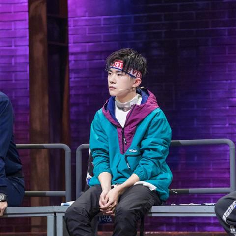 易烊千玺发型新风尚，引领潮流趋势