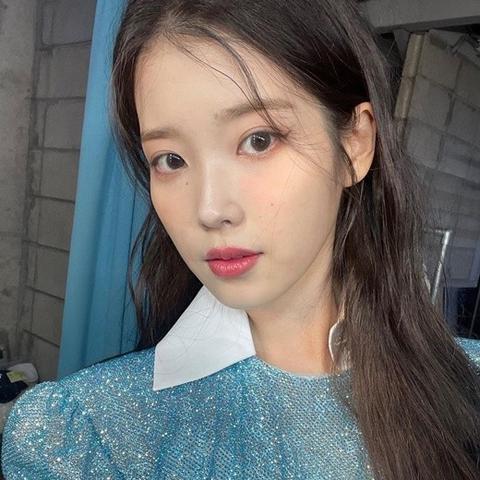 IU最新写真集，展现魅力少女形象风采