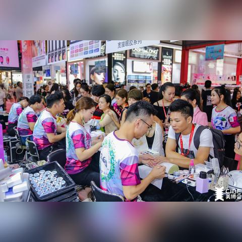 最新美睫时尚趋势解析，流行睫毛图片展示