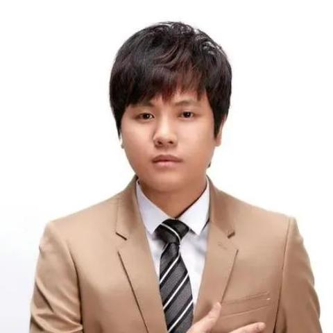 郑源最新图片曝光，音乐才子魅力不减，风采依旧迷人